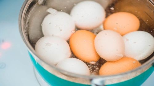 Quais os benefícios de cozinhar ovos com um pouco de vinagre? O truque dos chefs