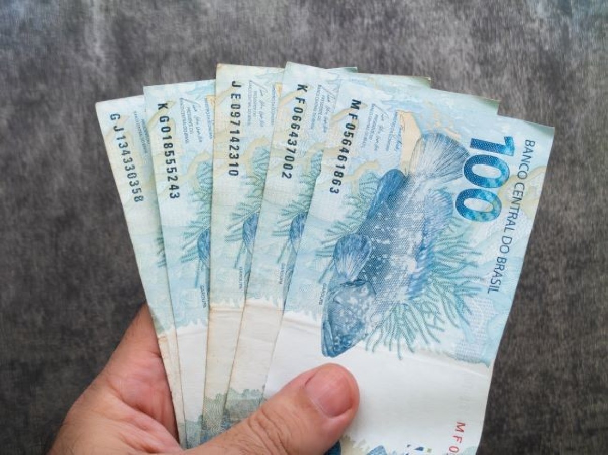 Dinheiro - na mão - cem reais