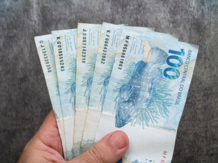 Dinheiro - na mão - cem reais