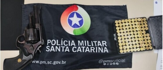 Homem é preso com arma de fogo de uso restrito e munições no Oeste de SC