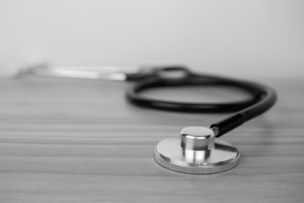 Estetoscopio_colocado_sobre_um_piso_de_madeira._Conceito_medico._conceito_de_saude