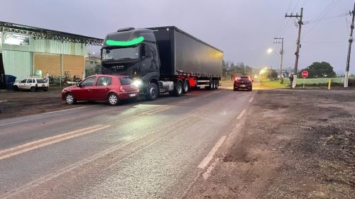  Colisão lateral entre caminhão e carro é registrada no Oeste Catarinense