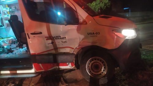 Ambulância do SAMU é atingida por veículo enquanto se deslocava para atender vítima de agressão