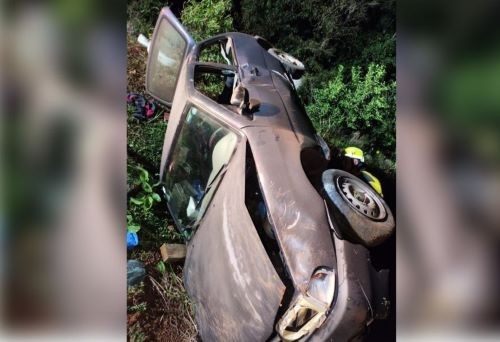 Motorista embriagado capota carro em Descanso e é preso