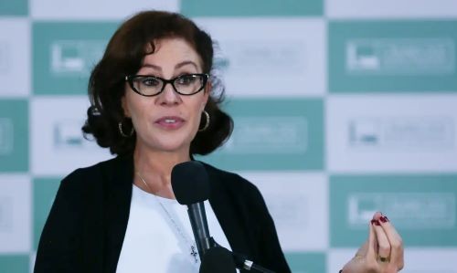 Condenada a 10 anos de prisão pelo STF, deputada Carla Zambelli deixa o Brasil