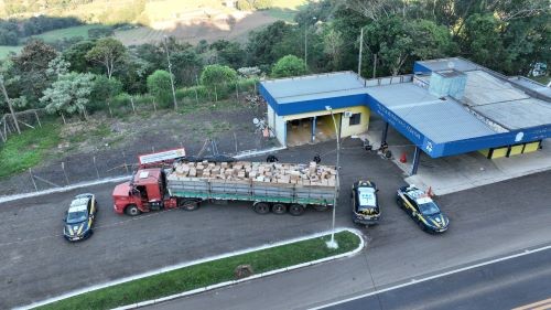 Carreta lotada com itens chineses é abordada durante operação no Oeste