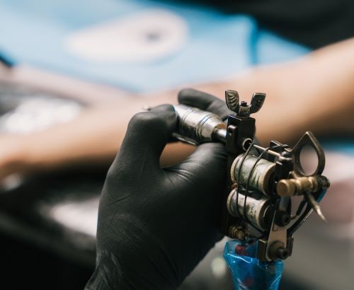 Tatuadora é indiciada por lesão corporal gravíssima contra adolescentes em Maravilha