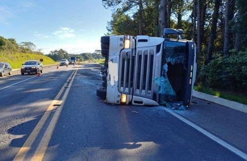  Motorista é socorrido com suspeita de fratura após tombar carreta na BR-282
