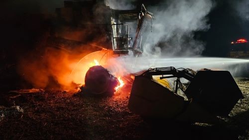 Incêndio atinge colheitadeira em plantação de soja no interior de Riqueza