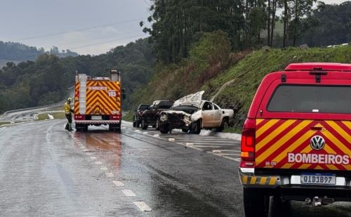 Caminhonete sai da pista e colide contra barranco na BR-282 em Nova Itaberaba
