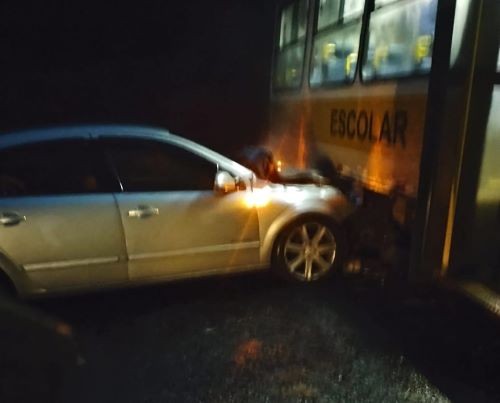 Colisão entre carro com placas de Cunha Porã e ônibus escolar deixa feridos em Palmitos