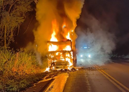Incêndio destrói cabine de caminhão na SC-157, no Oeste
