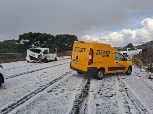 Tempestade de granizo provoca acidente com cinco veículos em SC