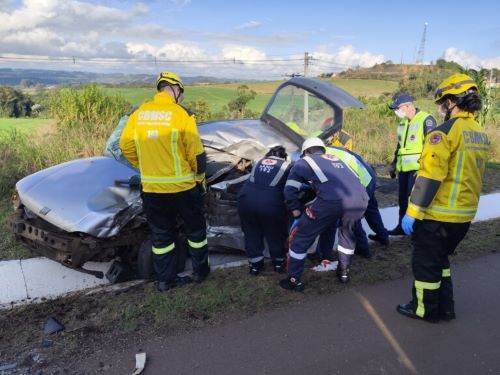 Colisão entre carro e caminhão deixa uma vítima fatal na BR-282