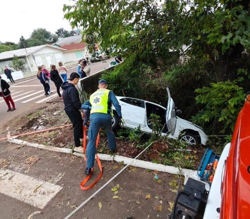 Veículo cai em ribanceira no centro de Mondaí e duas pessoas são socorridas pelos Bombeiros