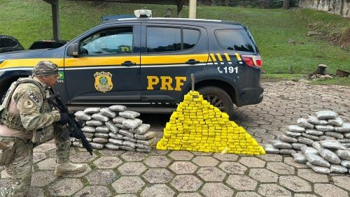 PRF apreende 195 kg de drogas no Oeste e recupera carro roubado na BR-282