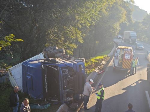 Caminhão sai da pista e tomba na BR-282 em Cordilheira Alta