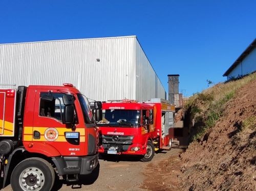 Incêndio em silo industrial mobiliza Bombeiros em Iraceminha
