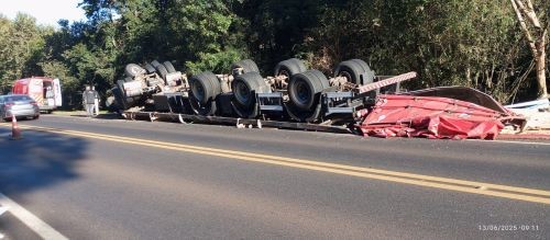 Carreta carregada com chapas de compensado capota na BR-282, no Oeste