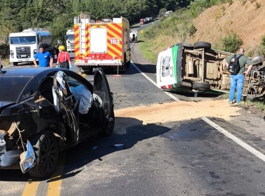 Colisão entre dois carros na BR-282 deixa três feridos no Oeste