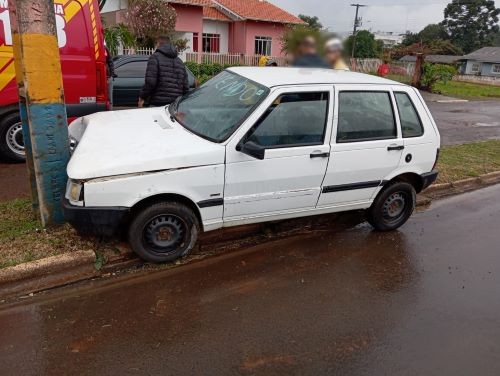 Motorista colide contra poste no Centro de Campo Erê e recusa atendimento médico