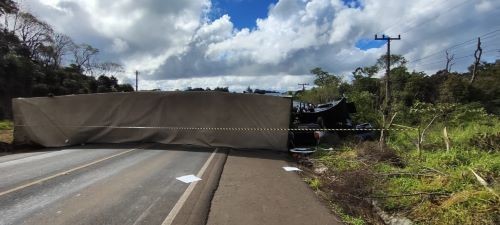 Acidente com carreta interdita SC-480 no Oeste neste domingo