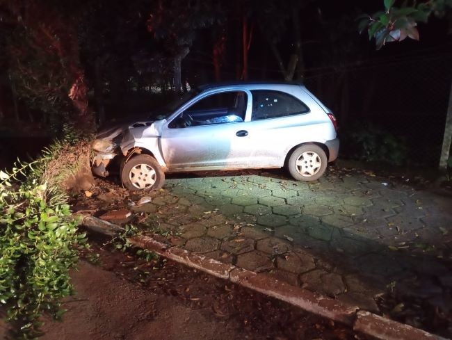 Mulher fica ferida após colidir veículo contra árvore no centro de Cunha Porã