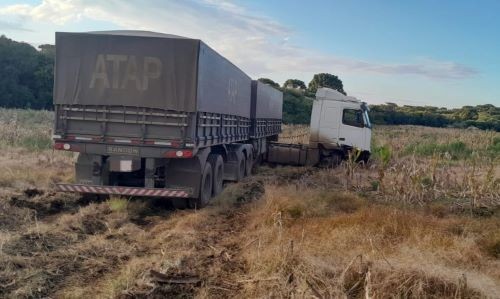 Caminhão sai da pista e para em lavoura nas margens da rodovia no Oeste