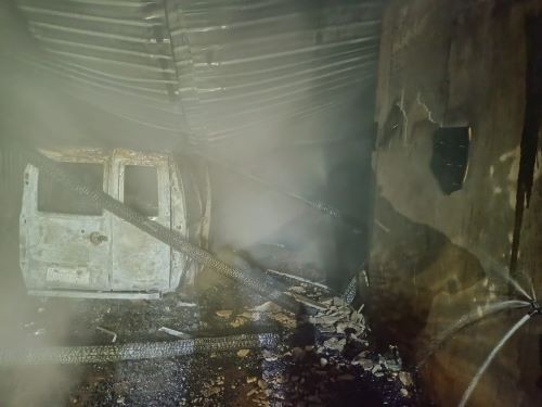 Incêndio destrói garagem e veículos no centro de Cunhataí