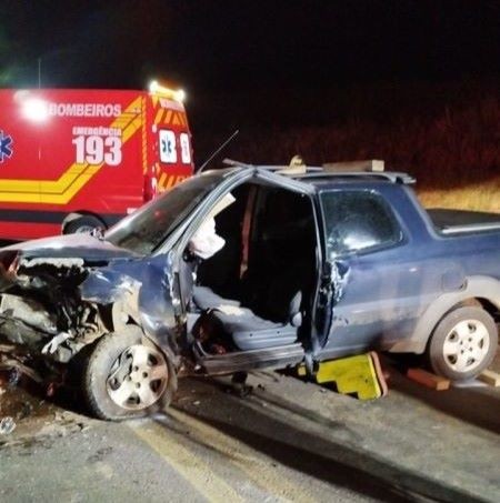 Grave colisão entre dois veículos deixa feridos na BR-282