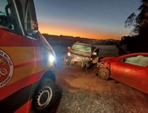 Colisão entre carros deixa duas pessoas feridas no interior de Maravilha