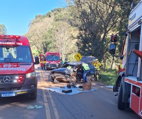 Duas pessoas ficam feridas em colisão frontal entre carros no interior de Saudades