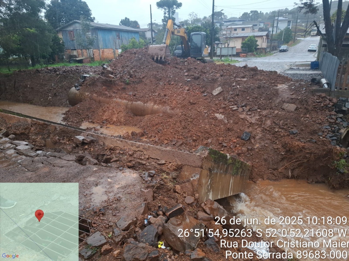 Ponte cede após fortes chuvas no Oeste de SC; área é isolada e remoção emergencial está em andamento