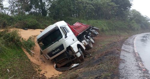 Carreta carregada com trigo tomba às margens da BR-282 em Pinhalzinho