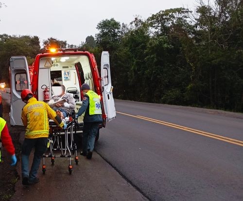 Casal fica ferido após colisão entre moto e cachorro na BR-158, em Cunha Porã