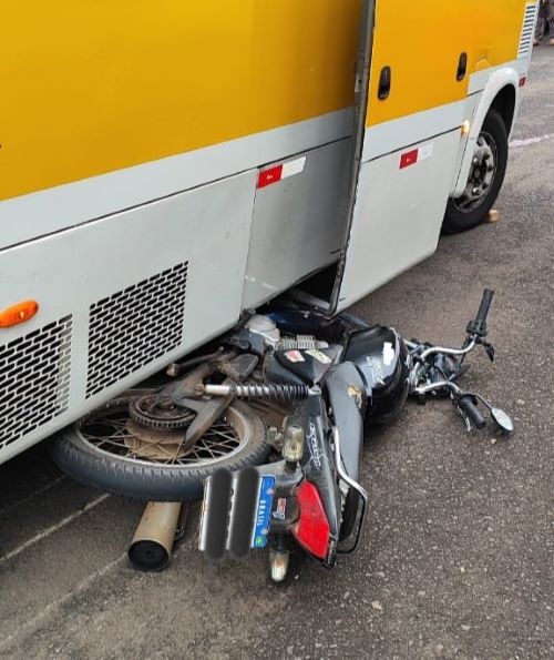 Motociclista é encontrado sem sinais vitais após colisão com ônibus