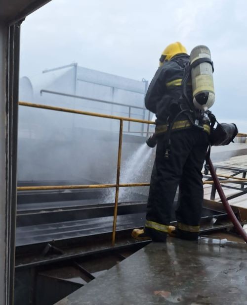 Incêndio atinge silos de fábrica de móveis em Saudades e mobiliza Bombeiros