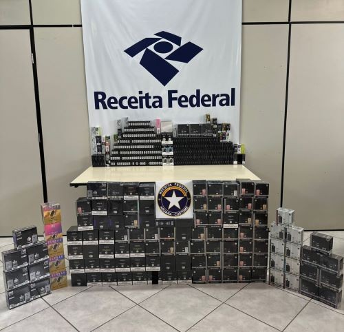  Receita Federal apreende 469 celulares e mais de 1.300 cigarros eletrônicos em operação no Oeste