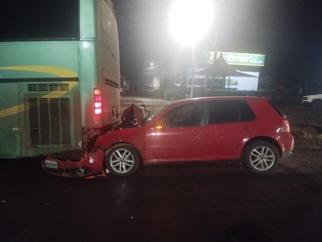 Colisão traseira entre carro e ônibus deixa jovem gravemente ferido em Cunha Porã