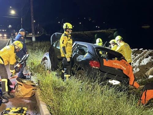 Motorista fica ferido após sair da pista e colidir contra árvore no Oeste