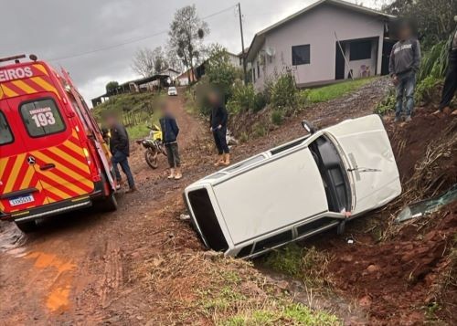 Motorista fica ferido após carro cair em desnível no interior de Palmitos