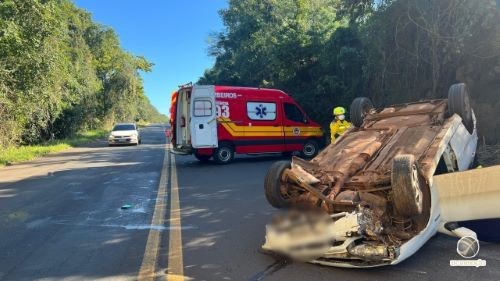 Carro capota na BR-282 em São Miguel do Oeste; condutora fica ferida