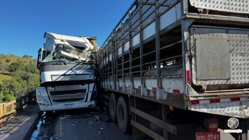 Colisão frontal entre caminhões na BR-282 paralisa trânsito entre São Miguel do Oeste e Maravilha