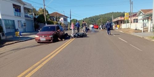 Acidente entre moto e carro mobiliza equipes do SAMU e Bombeiros na Rua Independência, em Maravilha
