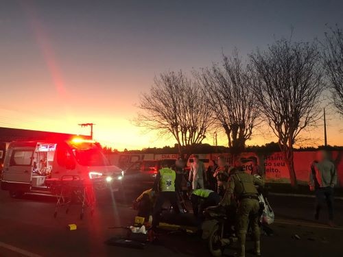 Acidente entre moto e camionete deixa duas pessoas feridas em Maravilha