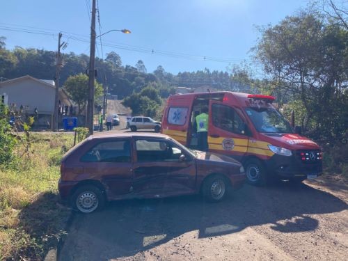 Colisão entre dois carros deixa dois feridos em Palmitos