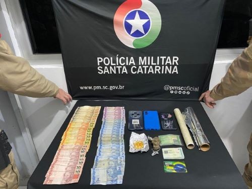 Mulher é presa por tráfico de drogas no Oeste