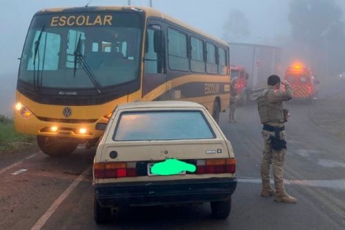 Uma pessoa fica ferida após colisão com ônibus escolar em Palmitos