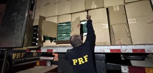 PRF apreende 15 mil pares de calçados falsificados com destino a cidade do Oeste
