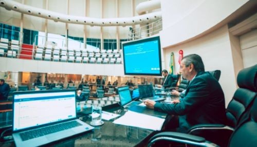 Alesc aprova aumento de salário dos professores de SC e mudanças no orçamento de 2026